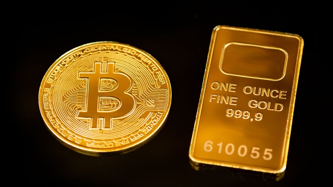 Bitcoin Emerges as 'Flight to Safety' Asset, Outshining Gold, Says Cathie Wood – Finance Bitcoin News